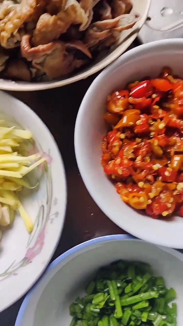 一道非常下酒下饭的酸辣椒炒腊大肠