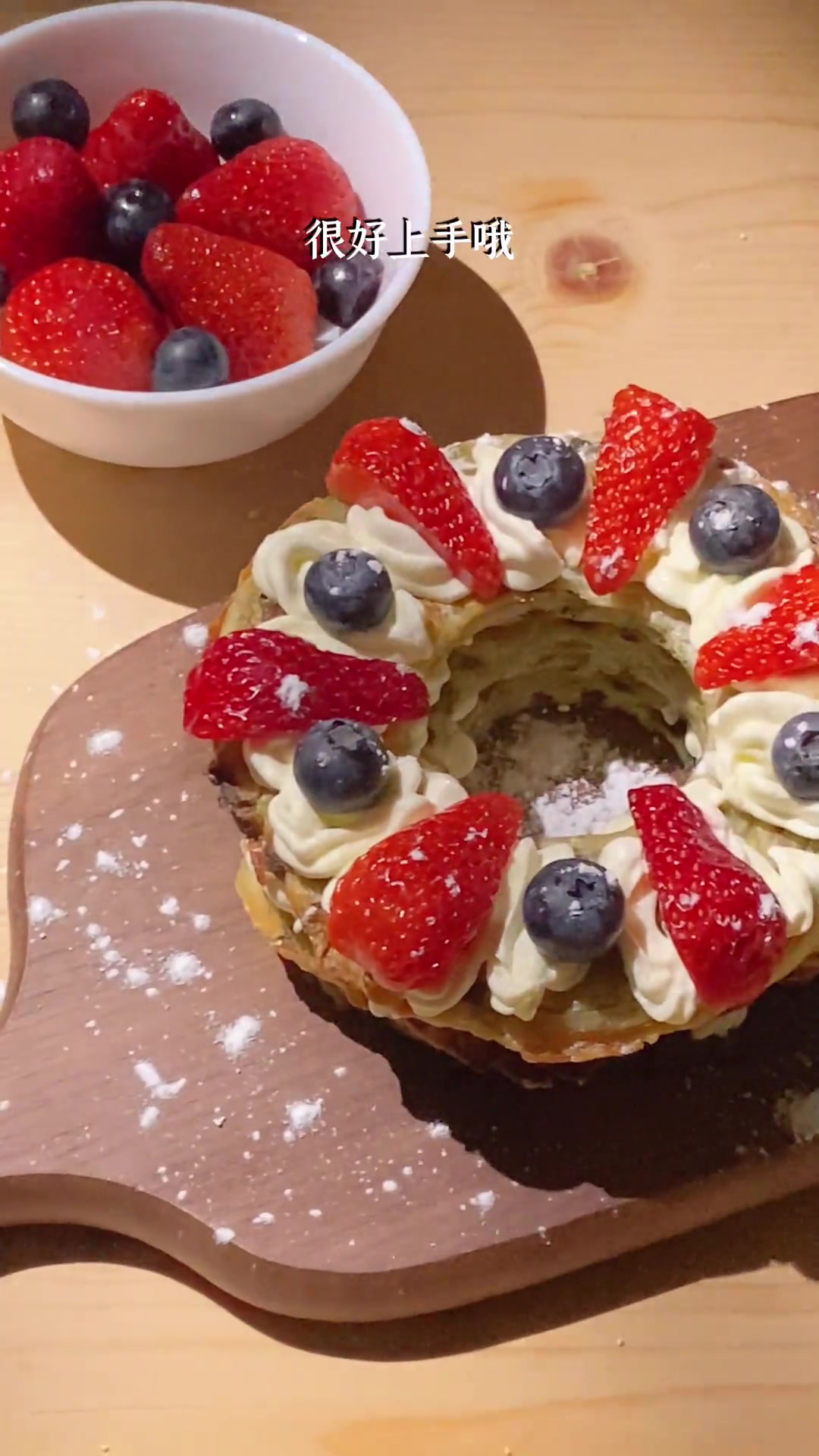 香酥葱油饼配合细腻的淡奶油，加上甜甜的鲜草莓，层层诱惑，酥到掉渣～