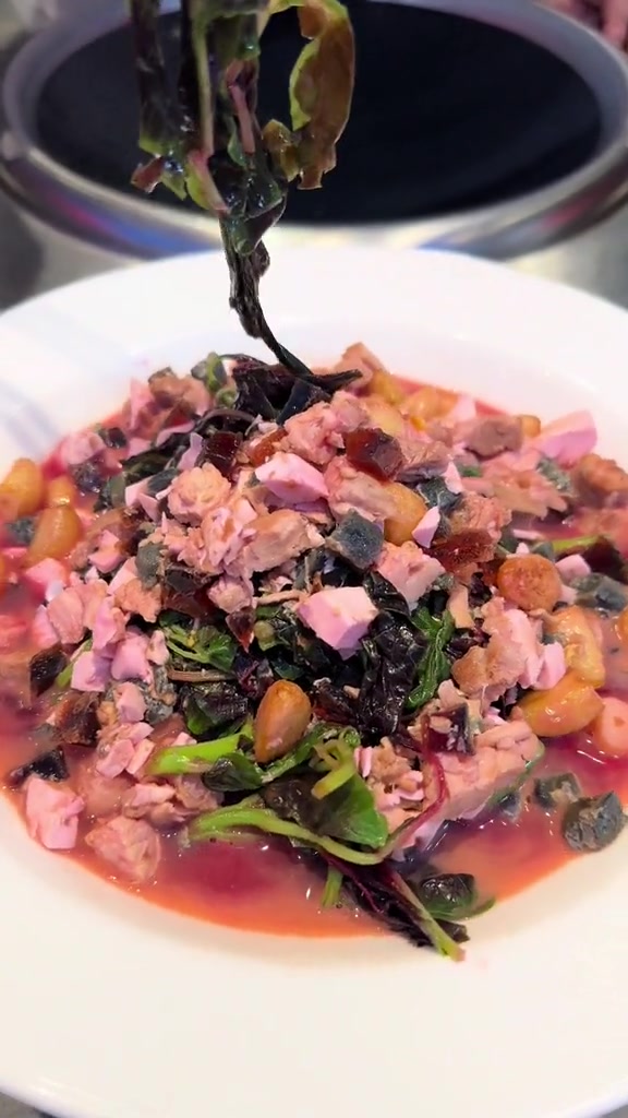 认真做菜，上汤红苋菜的美味呈现