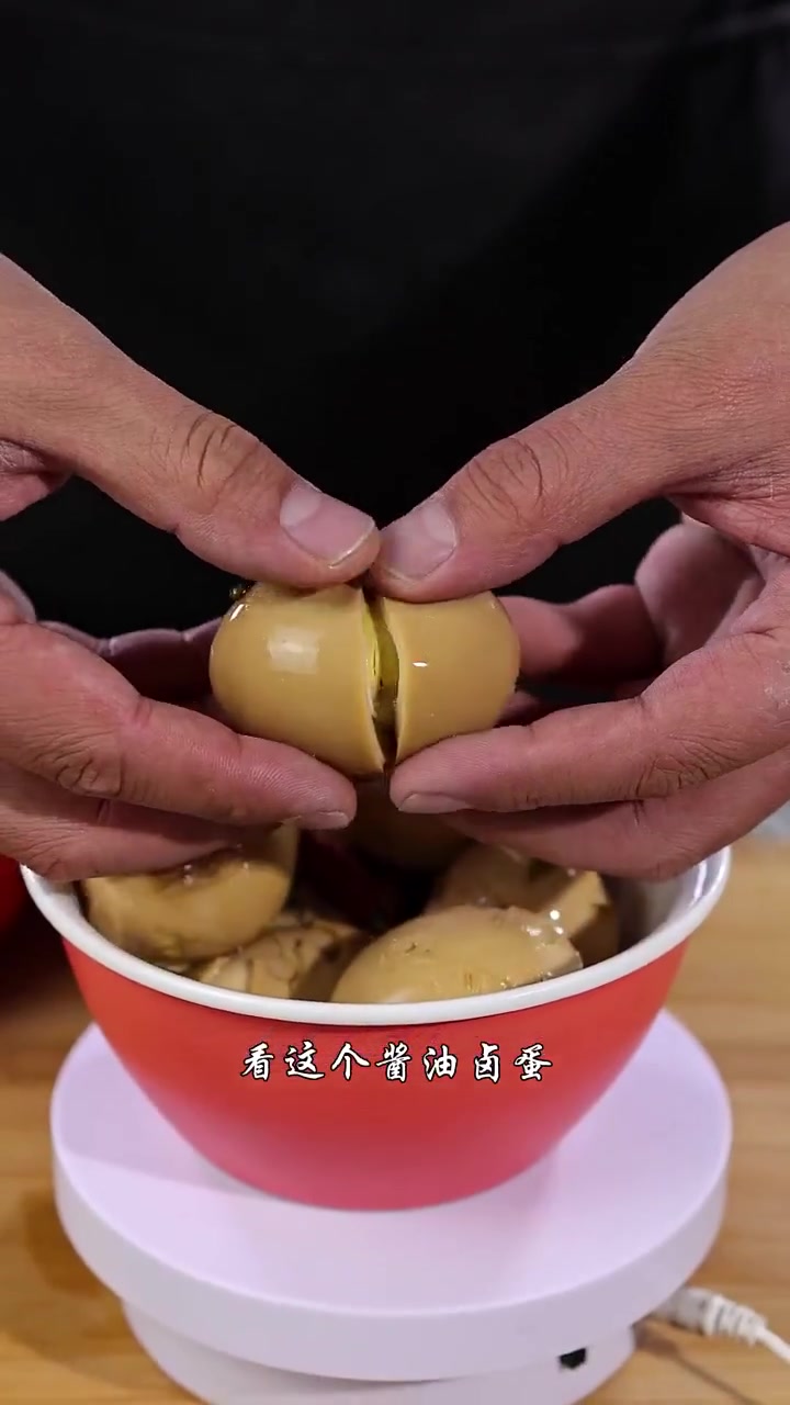 今天来一道酱油卤蛋，不会做的家人们快来学学