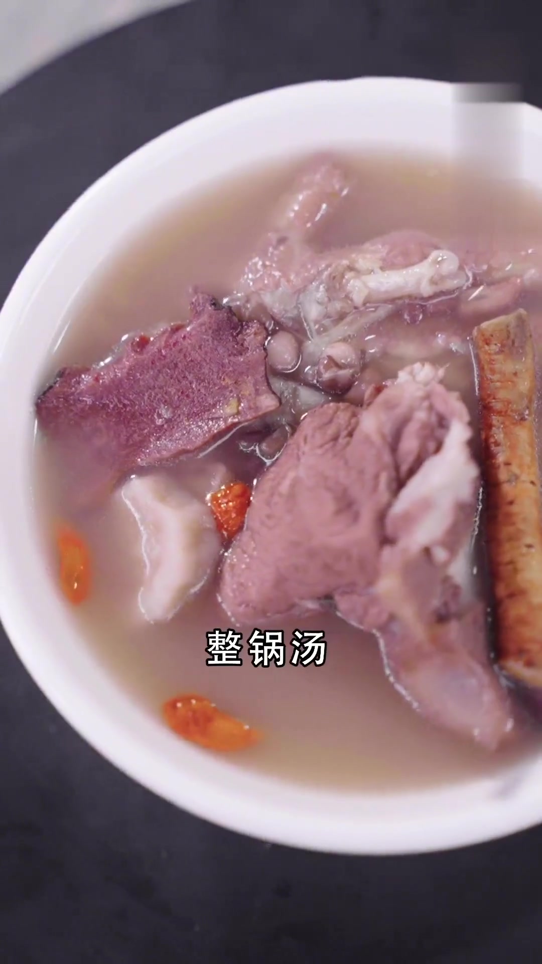 大暑到了，广东最近天气又热又湿，「五指毛桃煲龙骨」就很适合煲给一家老小喝了！