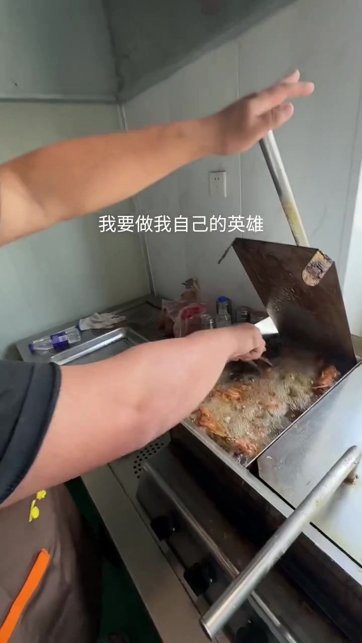 不会做手撕鸡架教你全套鸡架炸制出餐流程