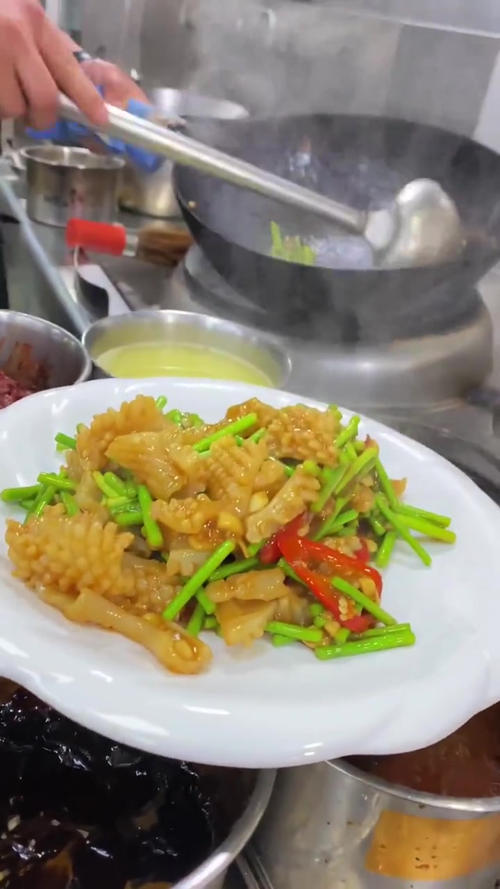 好吃下饭又简单蒜苔炒鱿鱼