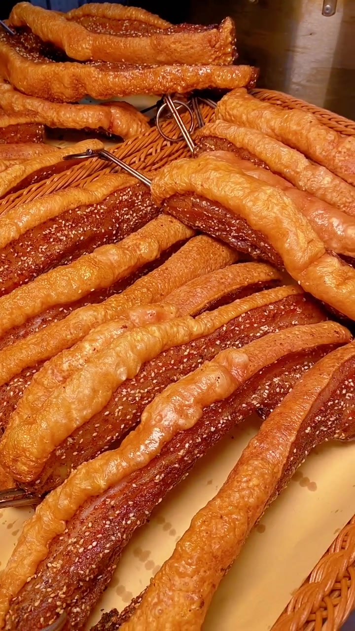 这是真正的把五花肉烤的像油条一样，嘎嘣脆，吃完一口想第二口！