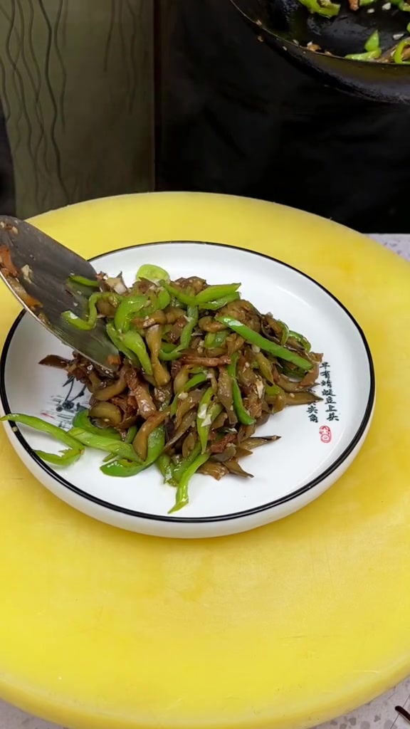 茄子炒肉这样做，一点不油腻还特别下饭