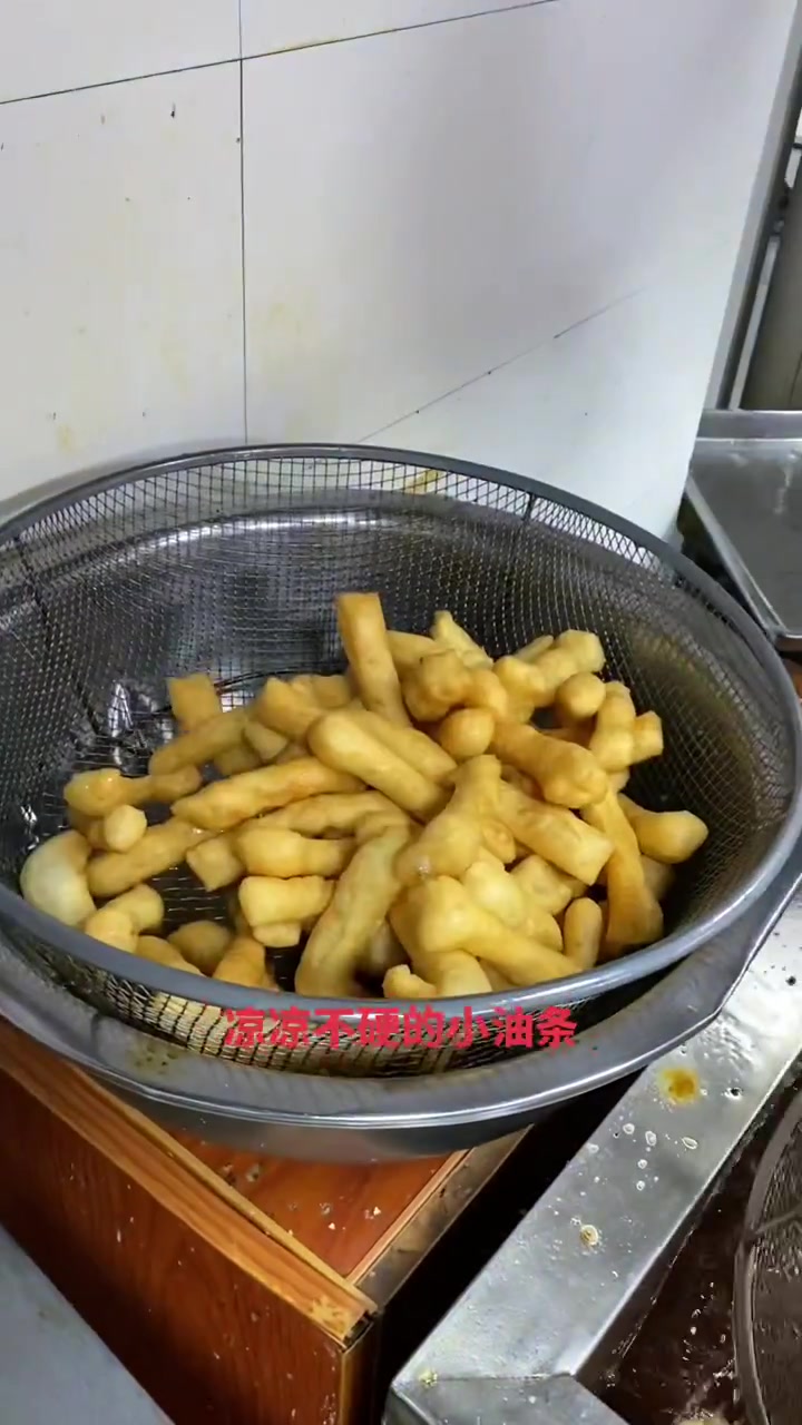 河南特色早餐油馍头，酥脆解腻配胡辣汤