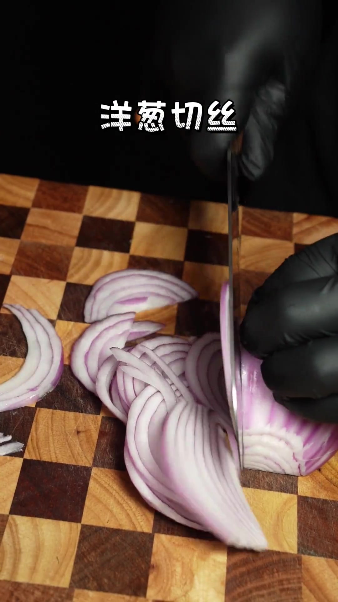 不要被名字唬住,东北特色凉菜,吃出了东北人的热情直爽。鲜香酸辣、清新爽口,香辣解腻,实乃北