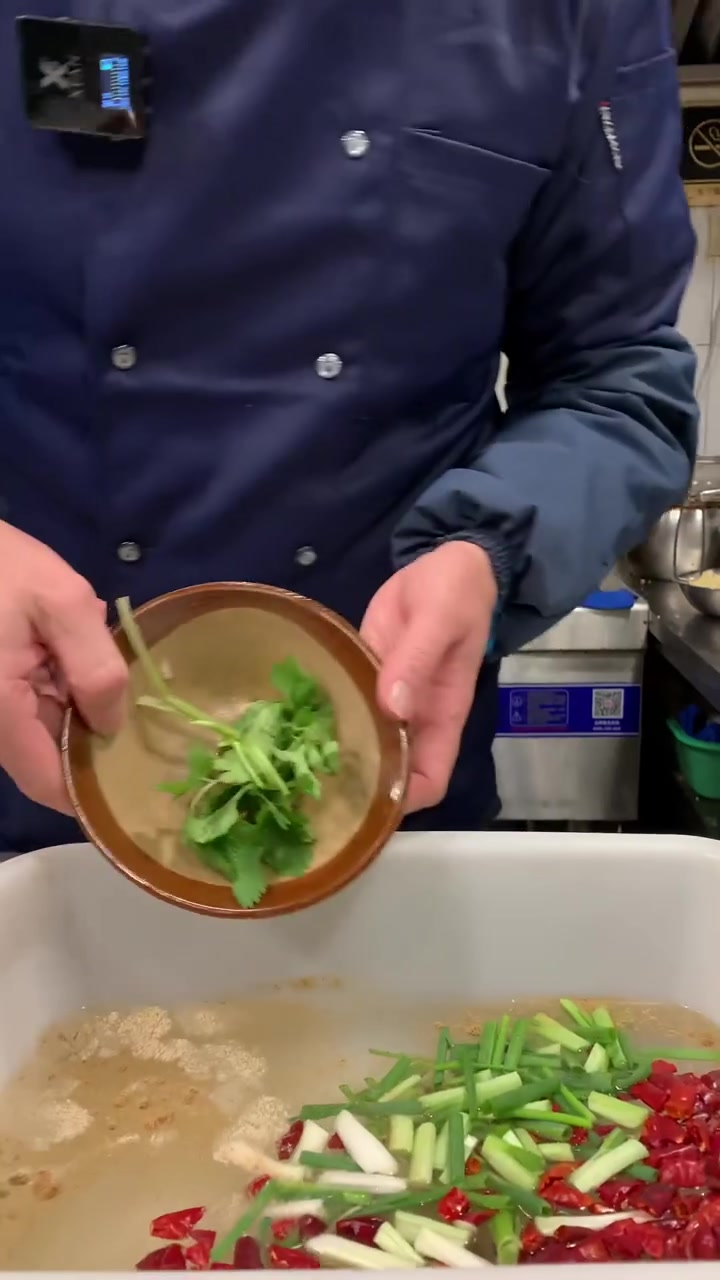 万州烤鱼腌制配方:清水10斤,啤酒1斤,洋葱粒200克,生姜粒200克,香菜100克,芹菜