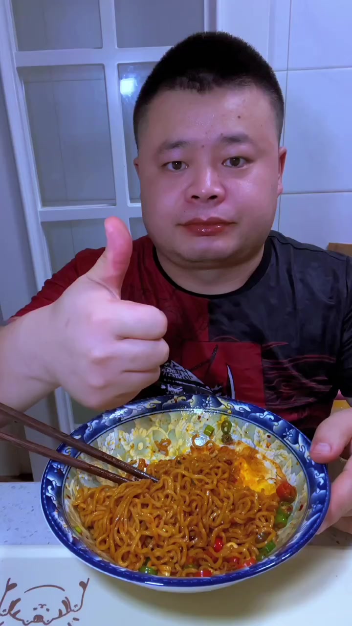 这款Indomie营多捞面80g是一款速食方便面,热水泡几分钟就可以吃了,非常方便。同时味