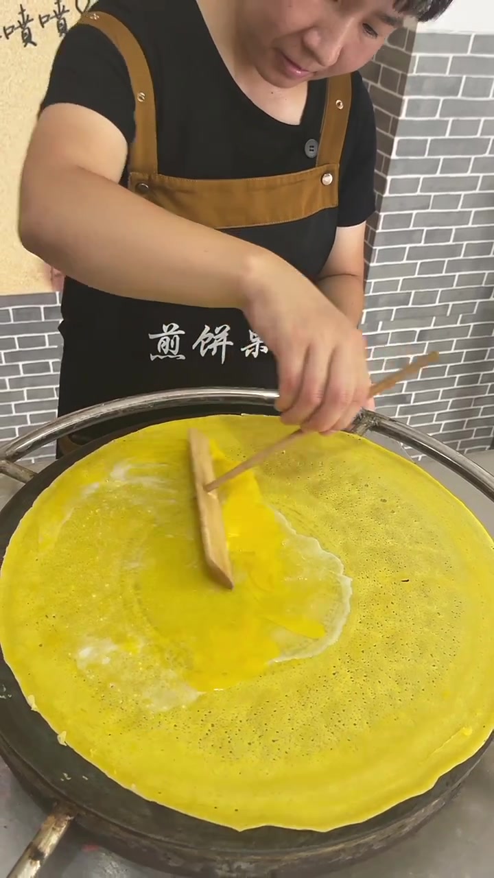 山东美女煎饼制作过程超详细超哇塞！