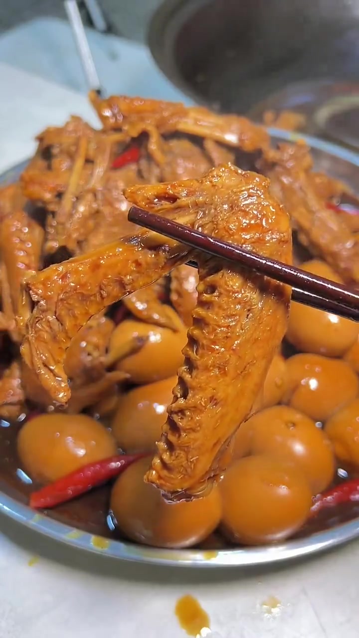 今天给工友们做了卤鸭翅,都说味道真不错