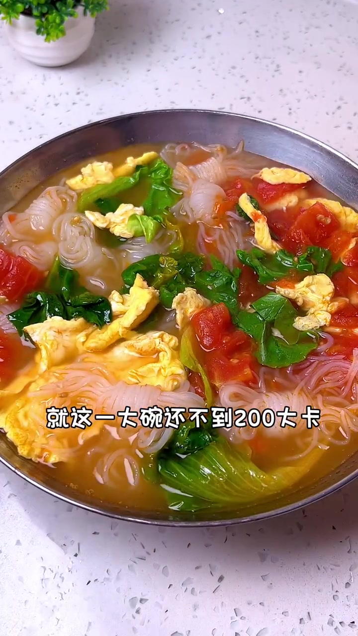 肚子很饿，来一碗西红柿煮魔芋，饱腹满足还没负担