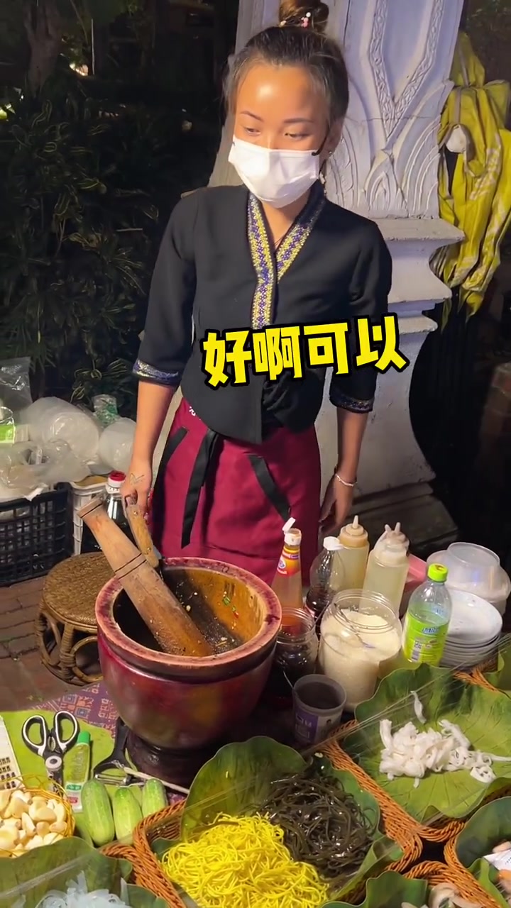 西双版纳的傣味舂鸡脚！酸酸辣辣的，味道绝了～