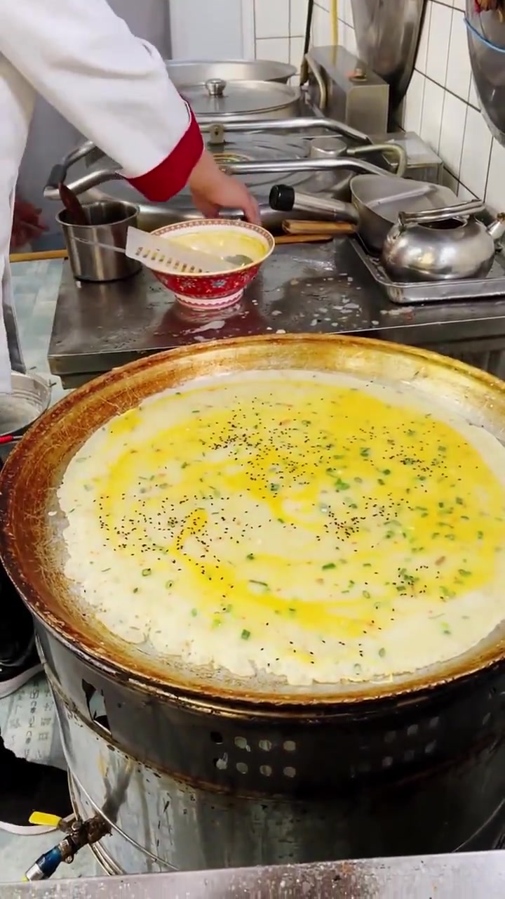 软面鸡蛋饼配方:低筋面粉一斤,黄河水2斤,精盐15克,麻辣鲜2克,食用碱2克,鸡蛋2个,葱