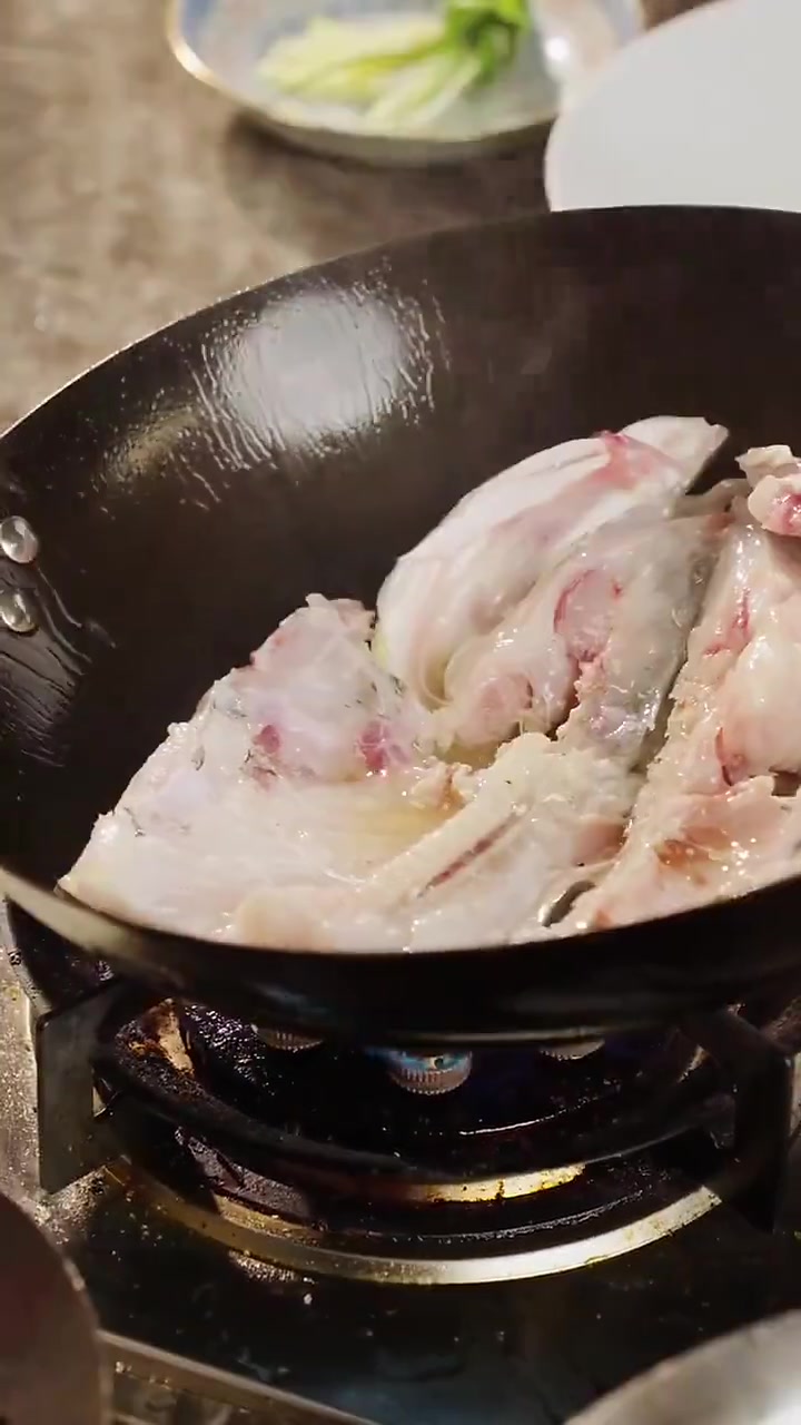 鱼香和豆香的完美结合，鱼头豆腐汤！