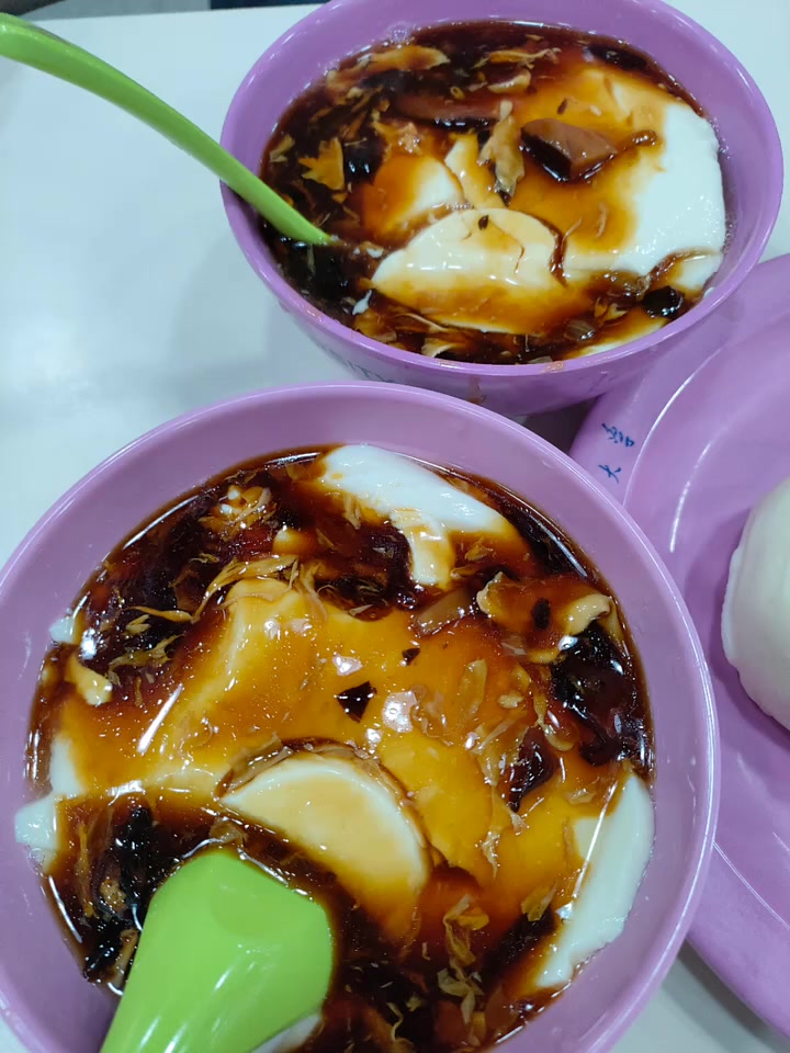 咱说清华大学这早餐是真接地气!你看啊,两碗滑溜溜的豆腐脑,再来俩暄乎的素包子,才花4块钱!