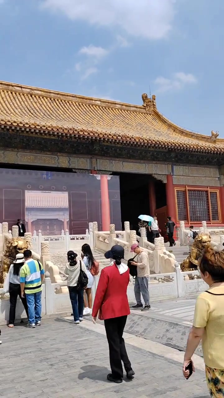 三宫六院,红墙黄瓦的建筑艺术,中轴对称布局
