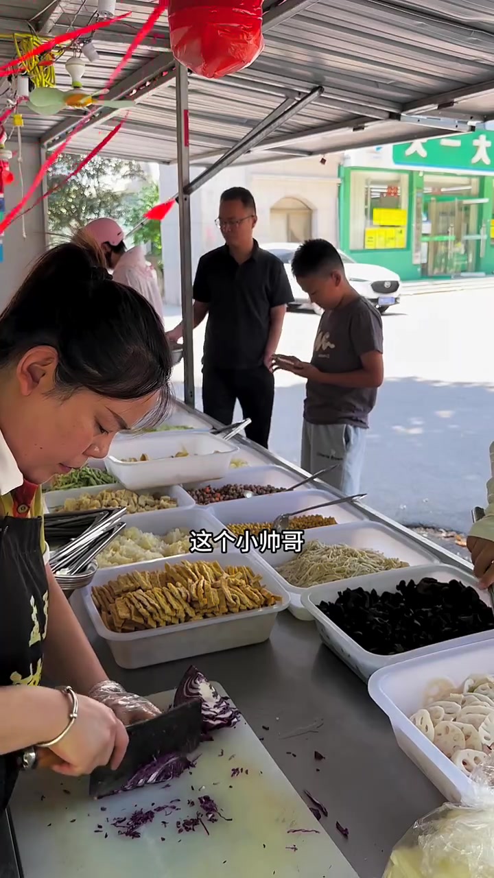 小区门口，自选凉拌菜摊位，清晨迎来首批顾客
