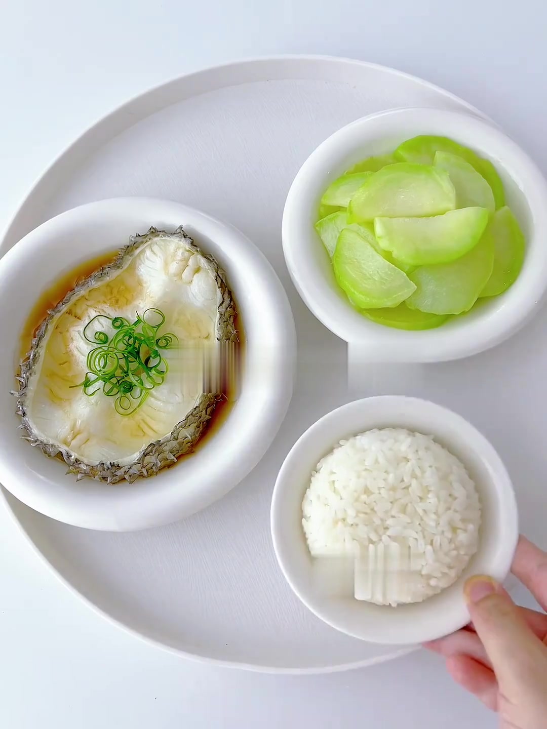 在家吃清爽干净的漂亮饭今日菜谱：清蒸鳕鱼清炒鸡腿芥兰米饭两碗