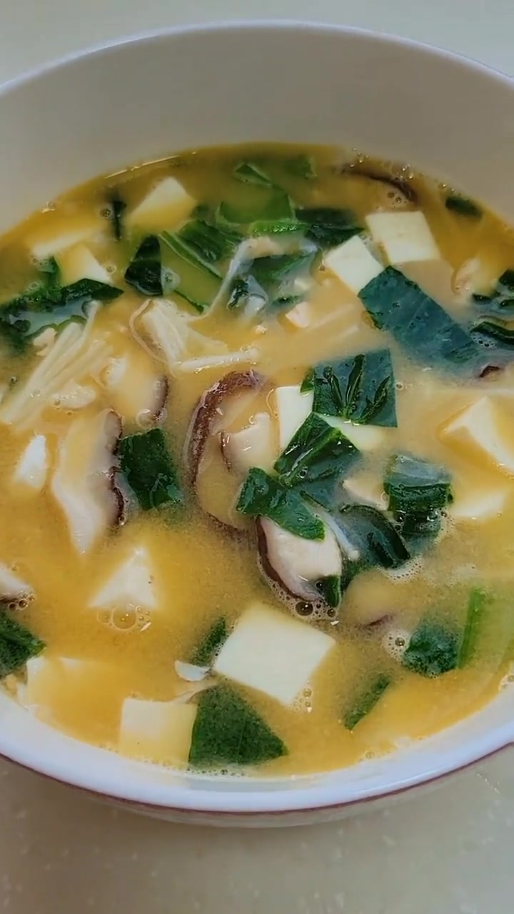 今日咸鸭蛋菌菇豆腐汤超香,有蟹黄味