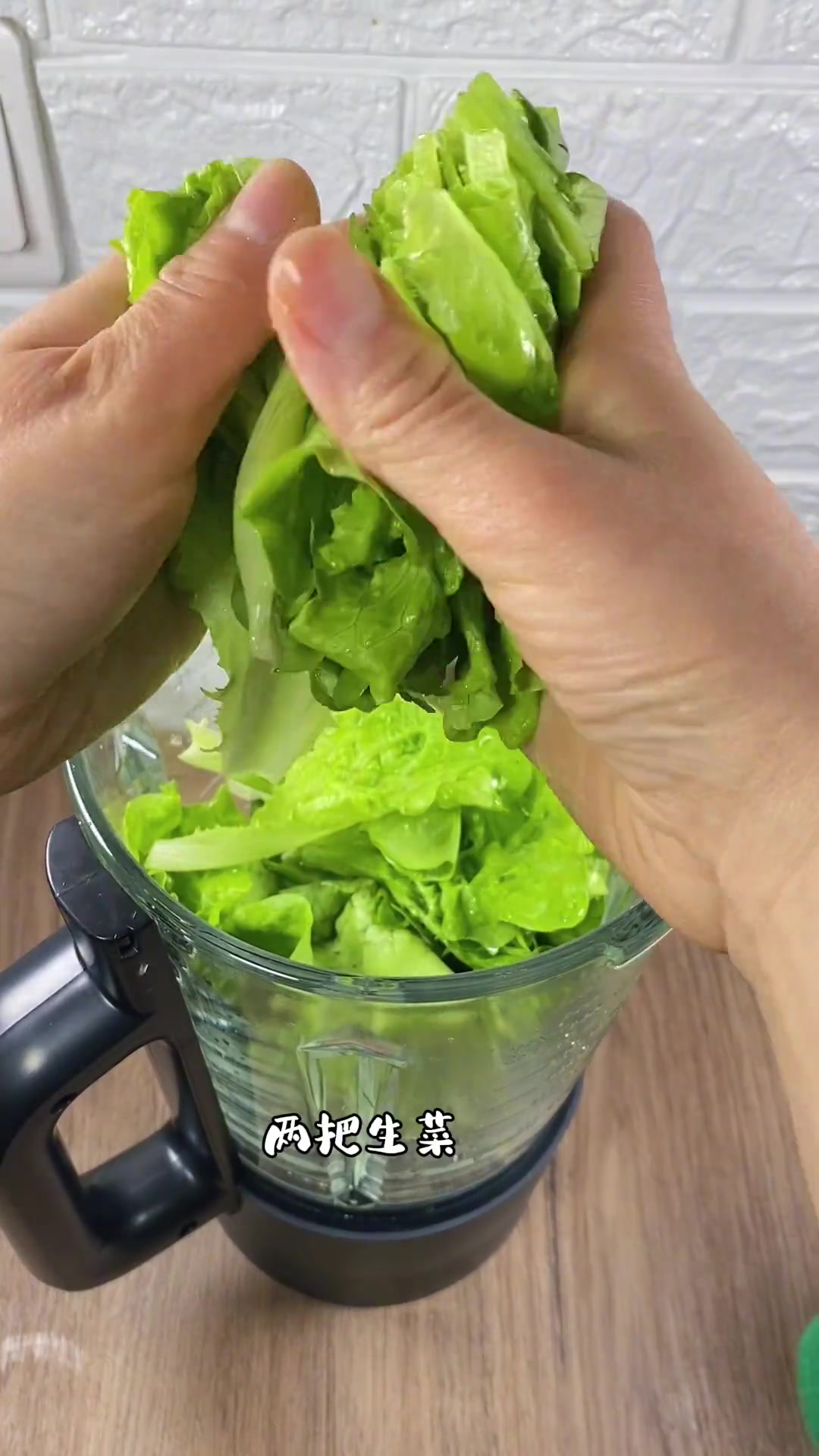 这个蔬菜奶昔简单方便又好喝,蛋白质维生素膳食纤维碳水都有了,搭配一个水煮蛋,完美～