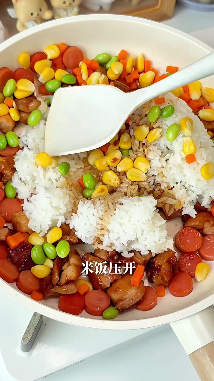 中国男人沉浸式给女友做爱心便当