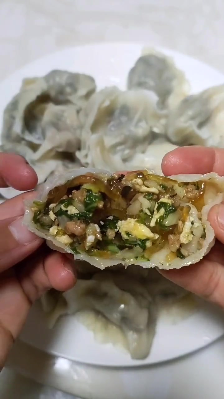 今天中午吃饺子,三鲜馅的,皮薄馅大,鲜香美味
