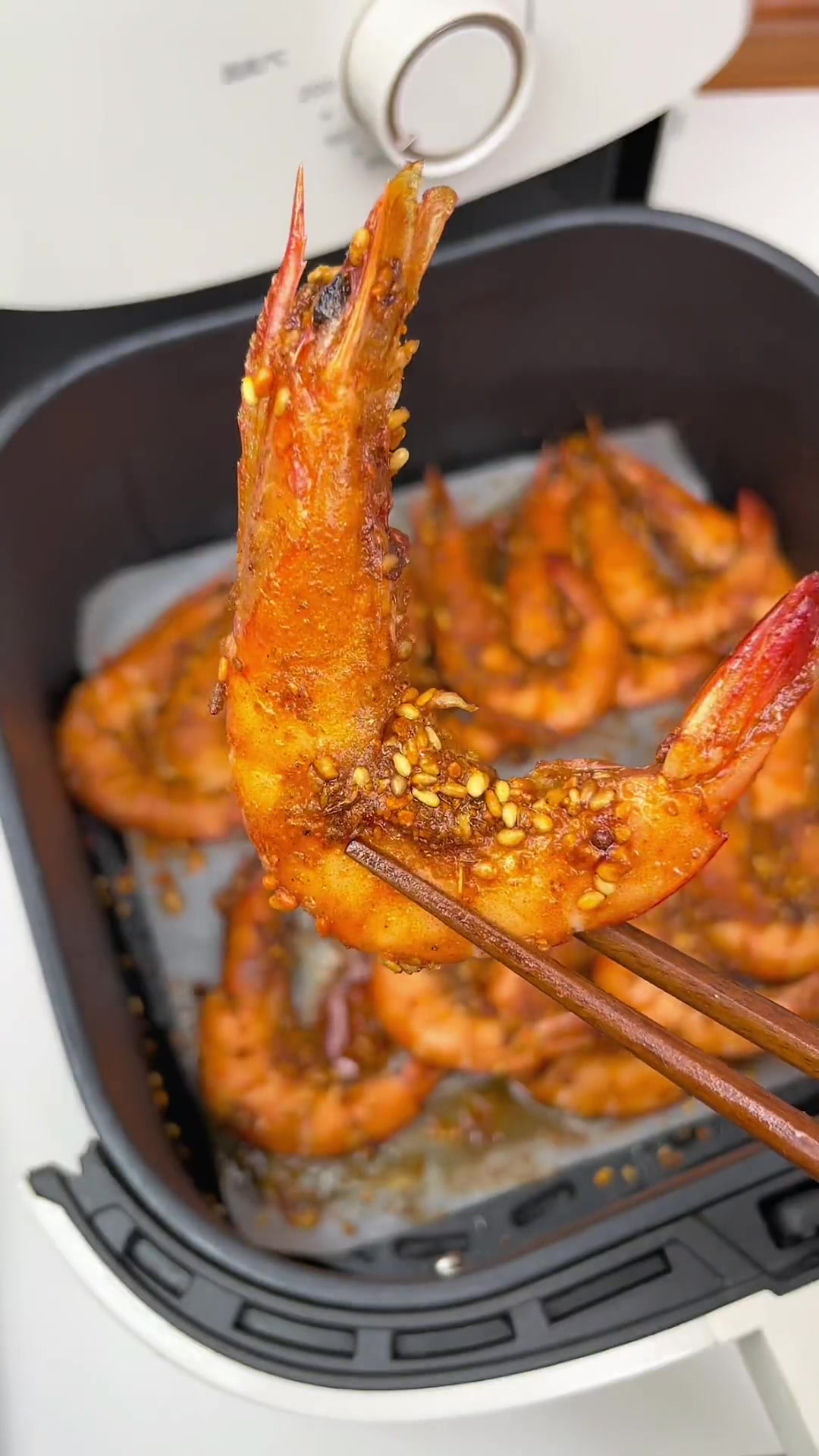 空气炸锅烤大虾,和烧烤店的一个味,绝绝好吃!嘎嘎香!