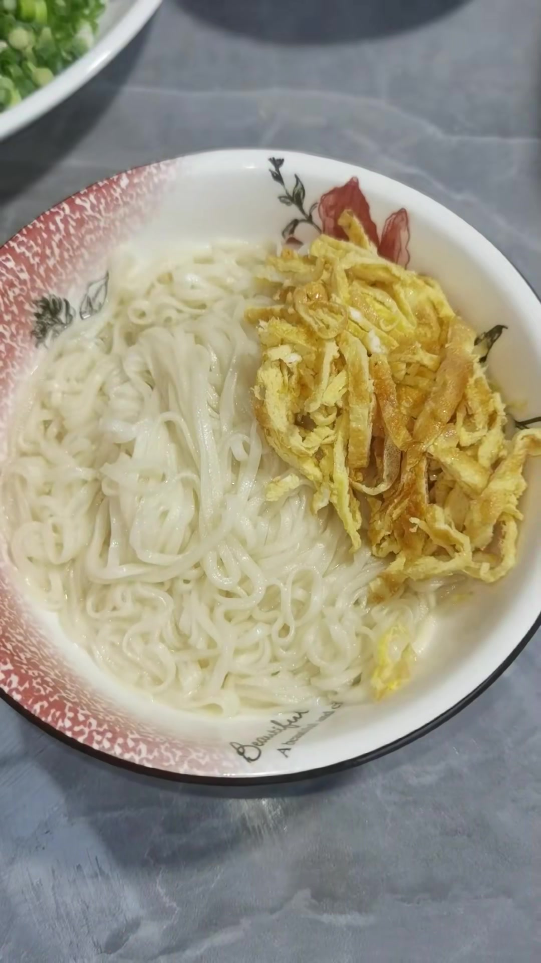 没有什么比一碗酸汤面好吃了，鲜骨头汤加上细细的面条，一定要给宝贝们做哦