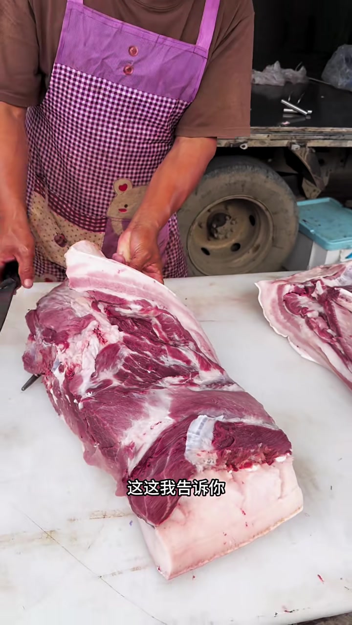 这地方人买猪肉真狠，这么热的天气，一买就几十斤，关键全是大肥肉，咋吃