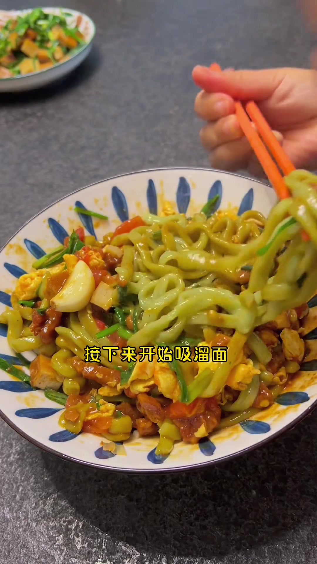 出门饺子进门面，离家数日归，首餐炸酱菠菜三合一拌面