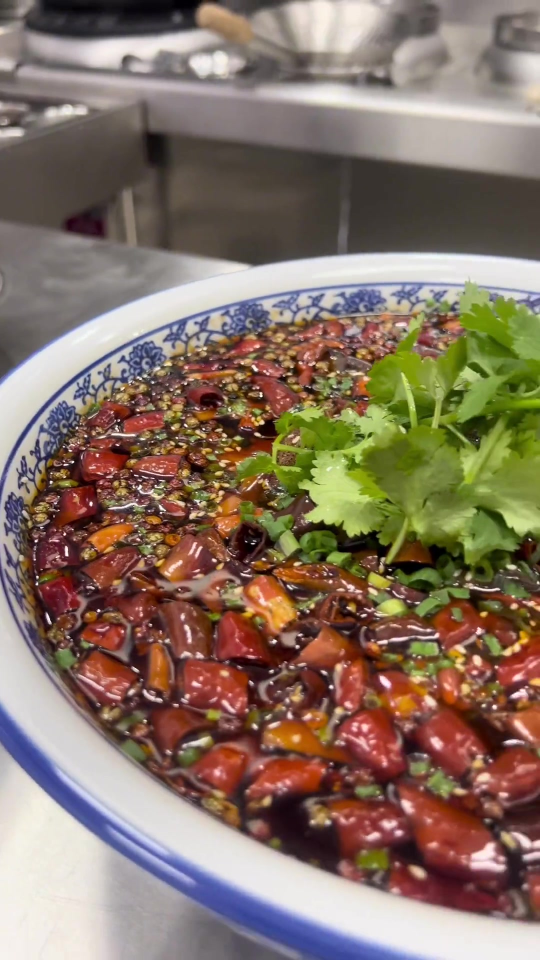 川菜经典传统菜。毛血旺。麻辣鲜香,味道非常浓郁。做发各有不同,感谢点评