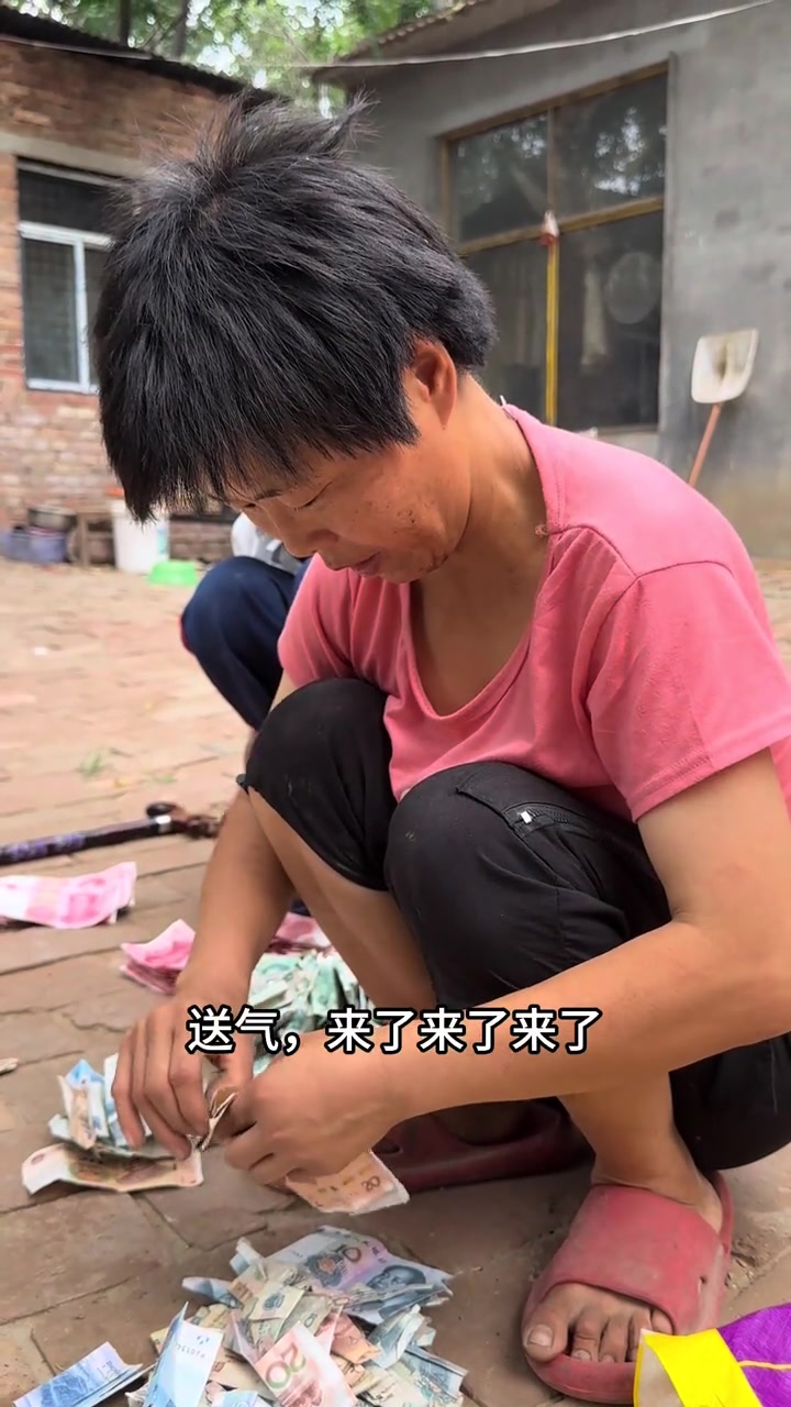 吃着白馒头,喝着自来水,翻着垃圾桶捡来的废品,弯腰下跪靠好心人的施舍,为儿女积攒下的积蓄,