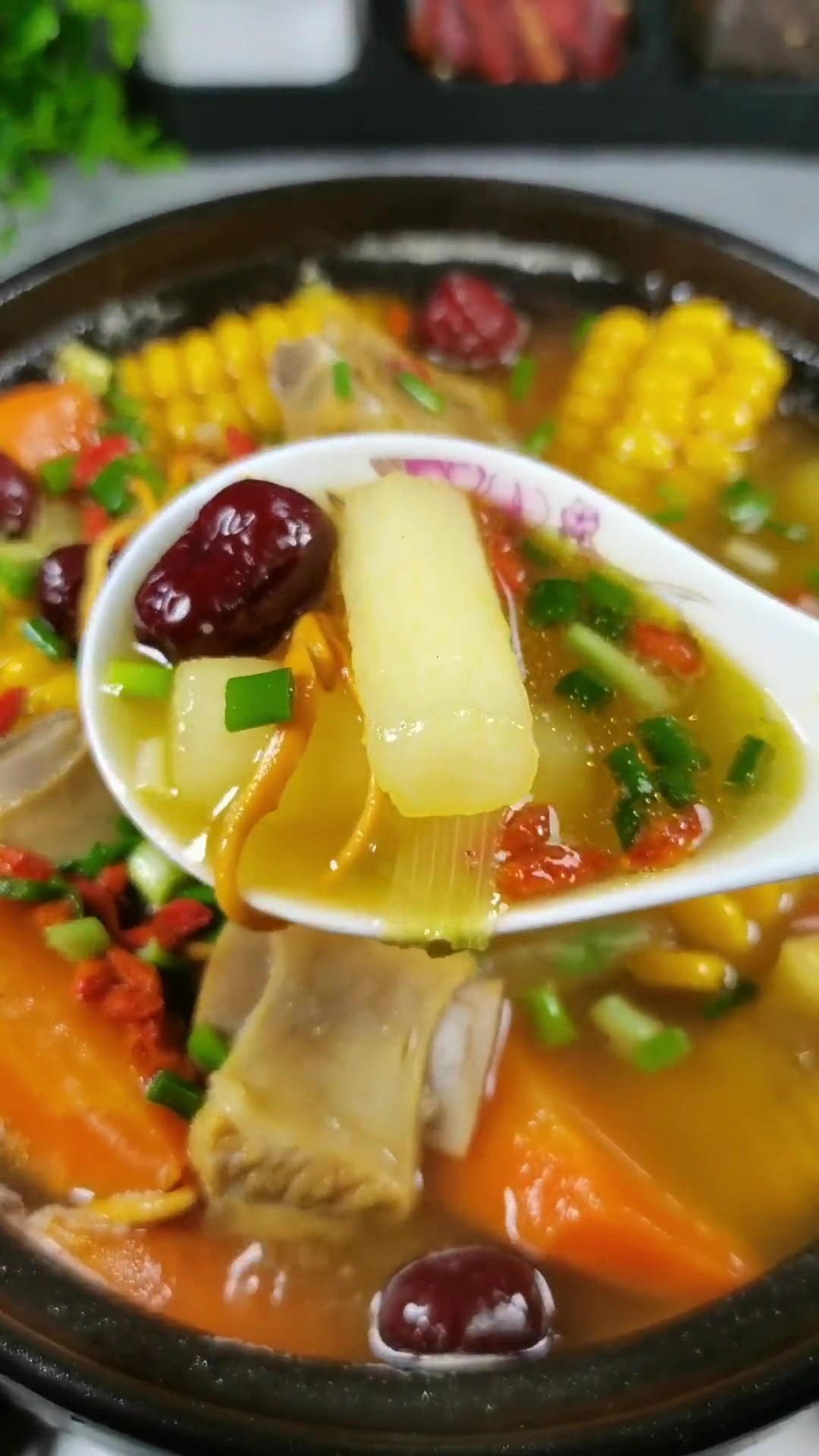 为爱的人煲一道玉米红枣山药排骨汤，瞬间暖心至少能喝三大碗