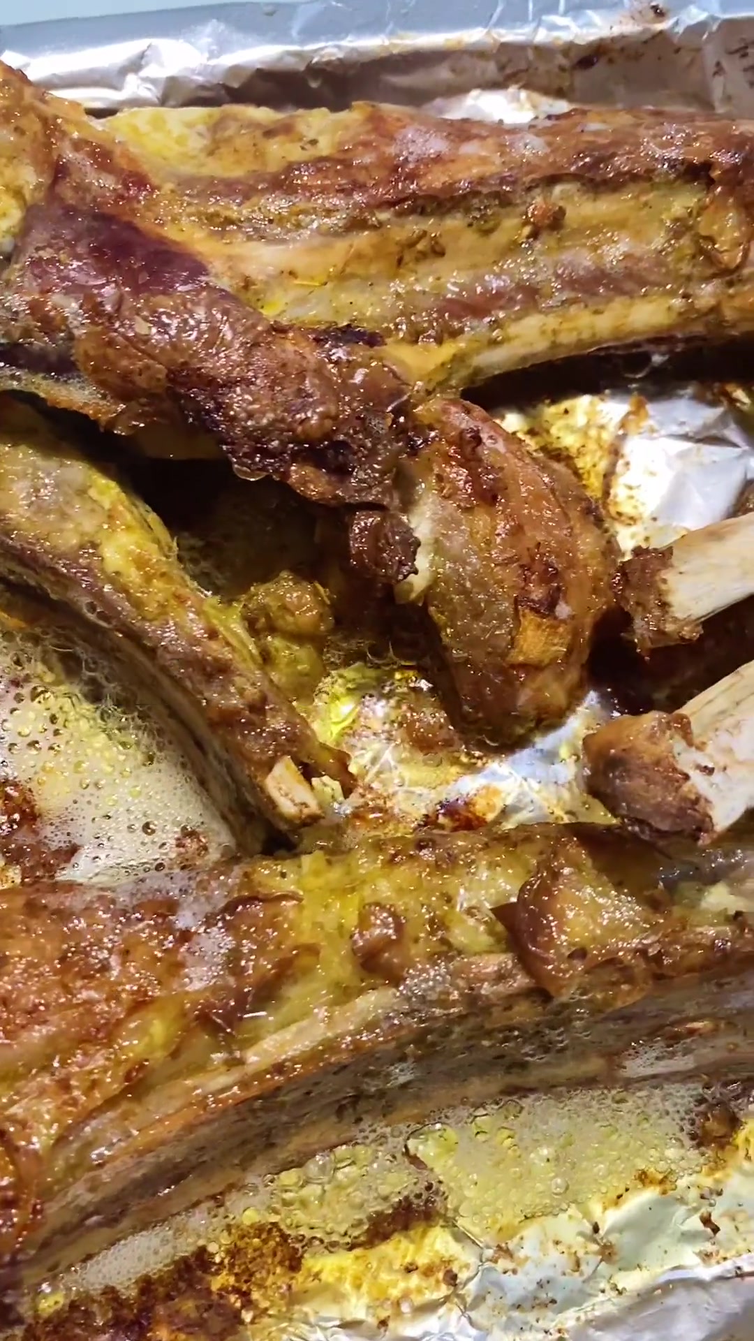 在家用烤箱也能烤肉简单的腌制一下，歹歹的烤羊排就做成啦