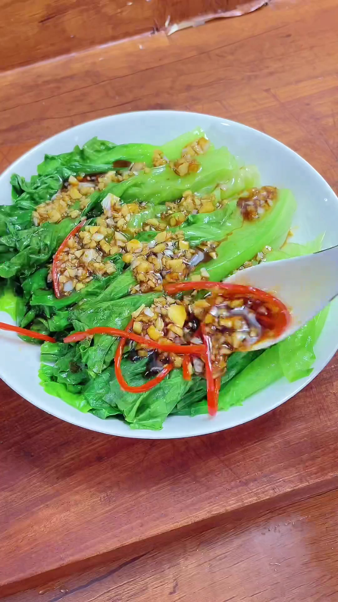 生菜别总炒煮，这样做超好吃