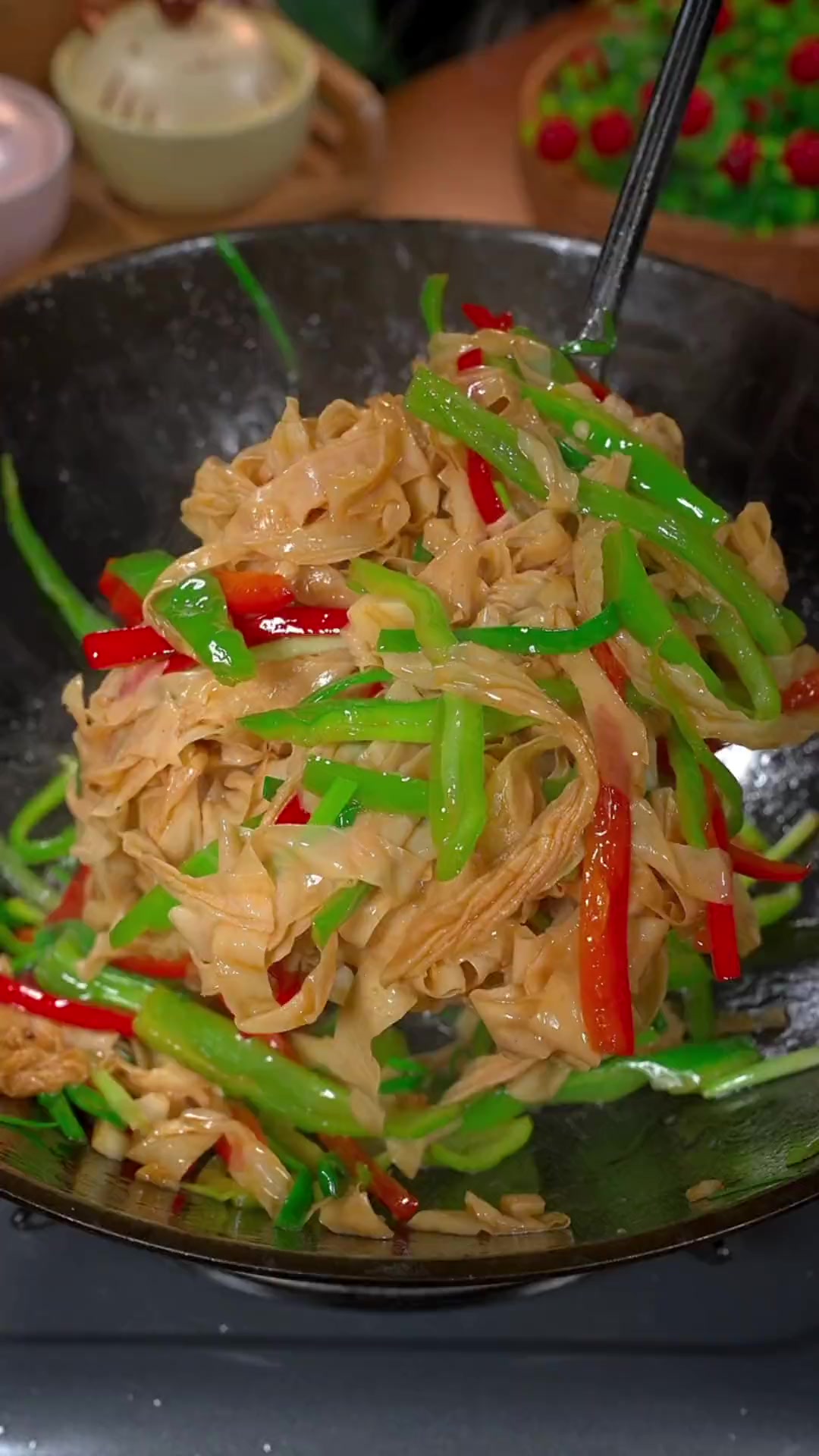 青椒切豆皮是一道非常简单的家常菜,从小时候吃到大都不觉得腻