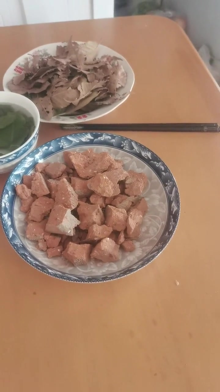 四个硬菜,一个汤,一个潮土咔了,一个炒砖头,一个炒树叶,一个清炒水泥