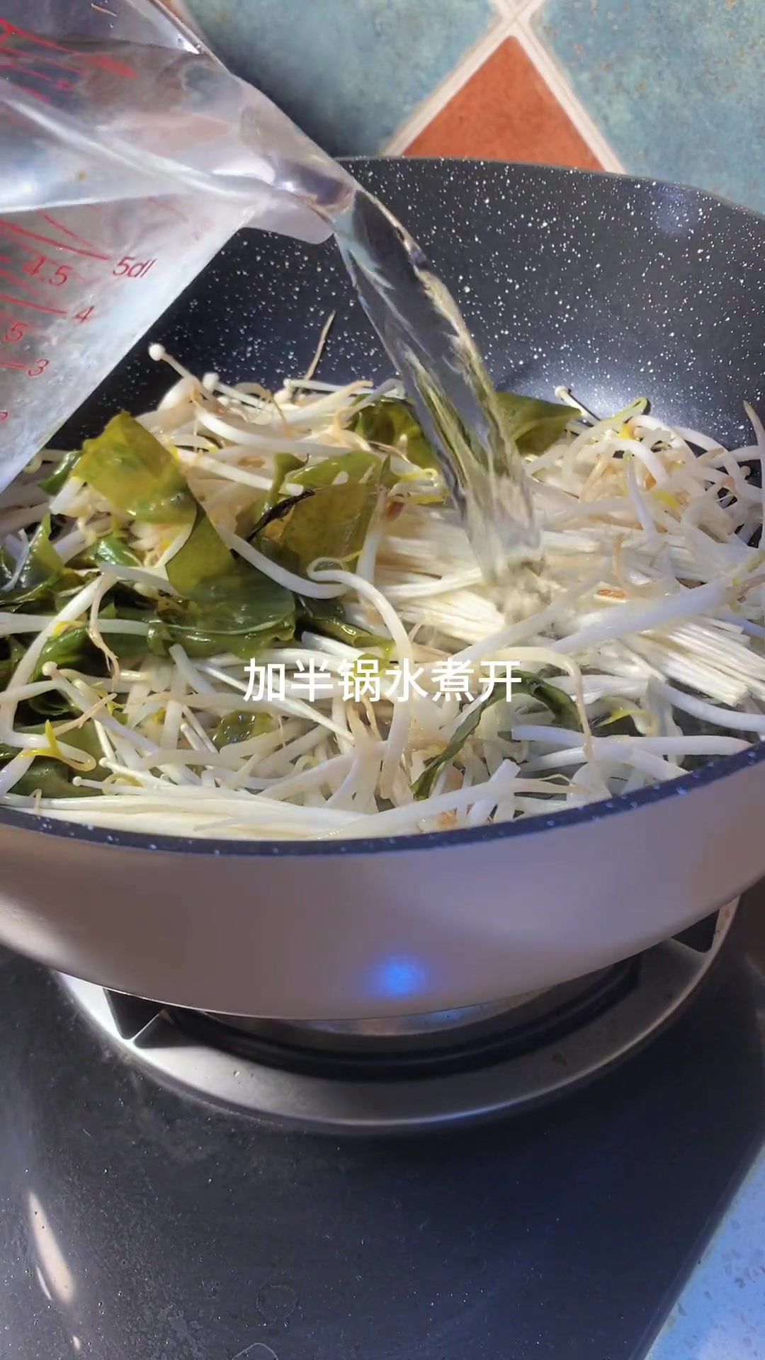 晚餐:韩式辣豆腐裙带菜汤,全部低脂食材,好吃还掉cheng就靠它了