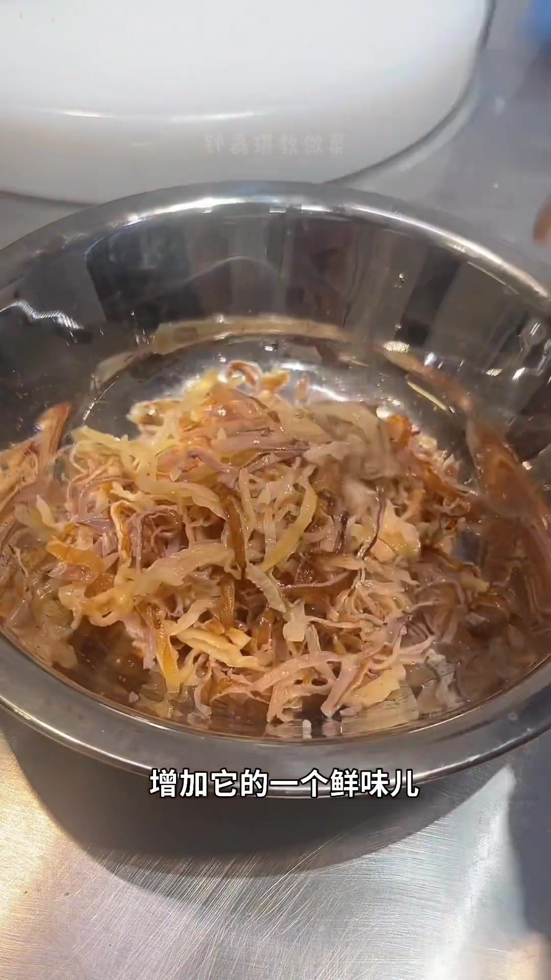 今天分享道非常爽口开胃凉菜潮州咸菜拌海蜇大家、用心分享每一道菜品感谢大家支持!