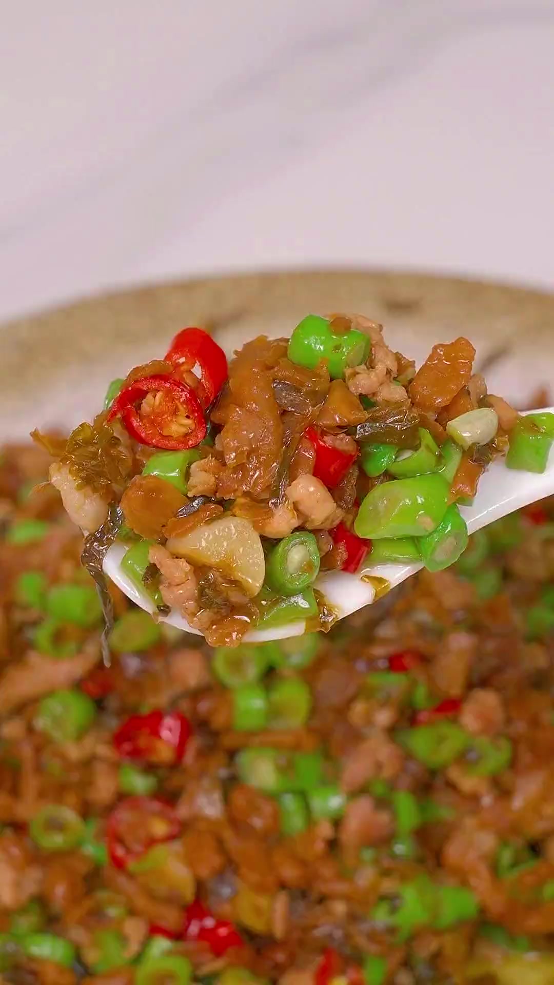 外婆炒豆角做法简单，香辣下饭超好吃