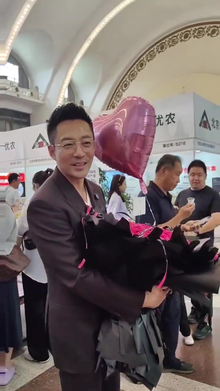 追星追到好博会，女粉丝给汪小菲送上生日大礼，还有粉粉爱心气球。首届美好生活博览会于6月27