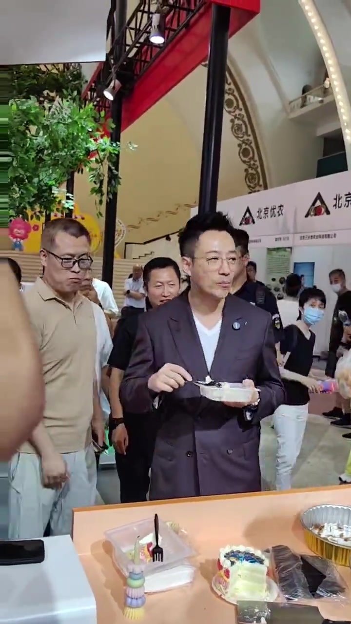 汪小菲今日生日,好博会现场,有粉丝委托人员到现场给汪小菲献花送上生日祝福。行至麻六记展台,