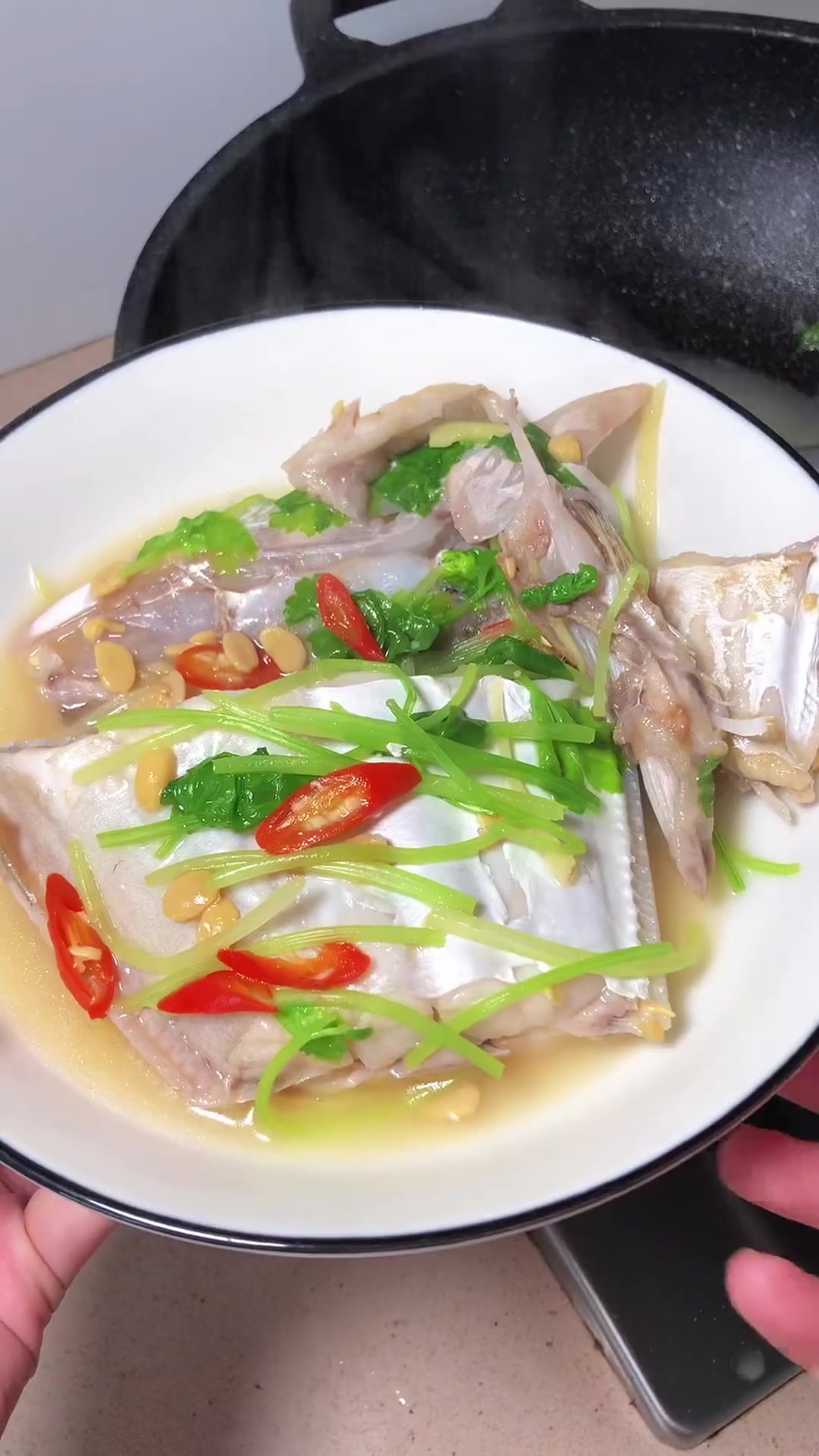 豆酱焖大迪仔鱼，只需要简单的一勺豆酱，加芹菜姜丝就很好吃