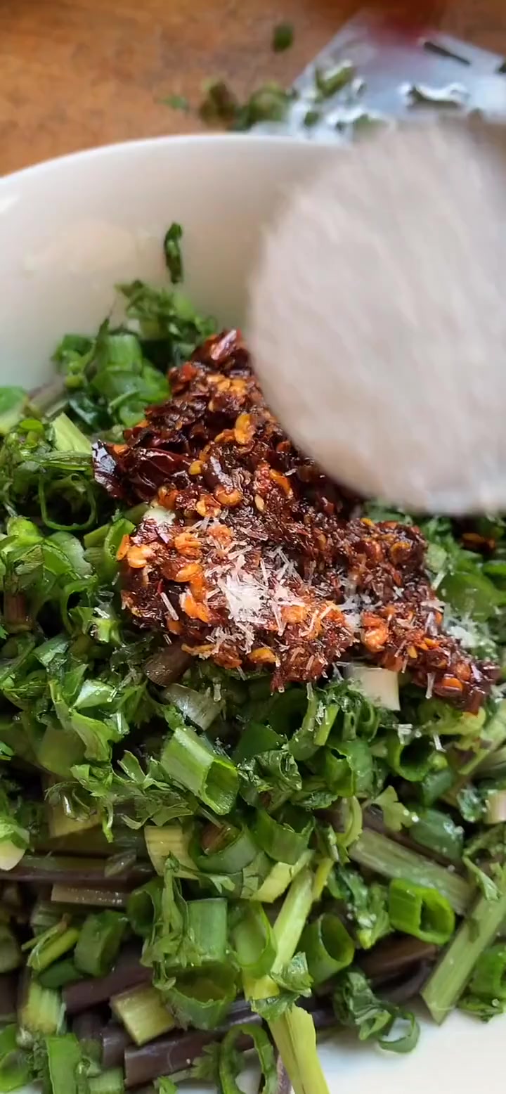 野生蕨菜，炒腊肉或者凉拌都非常好吃