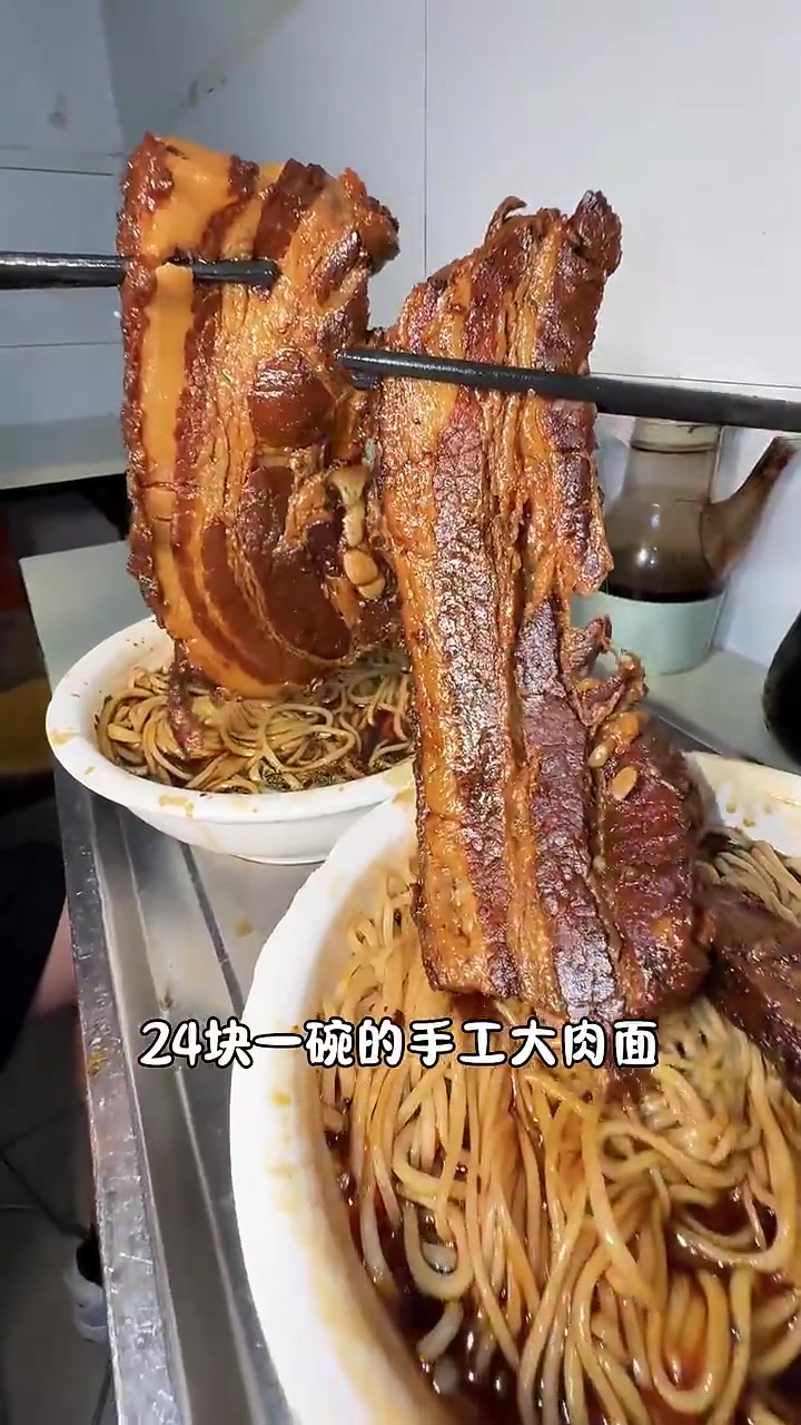 如果你想去南京看苏超!你就会吃到肉沫煎饼、荤凉面、柴火馄饨……