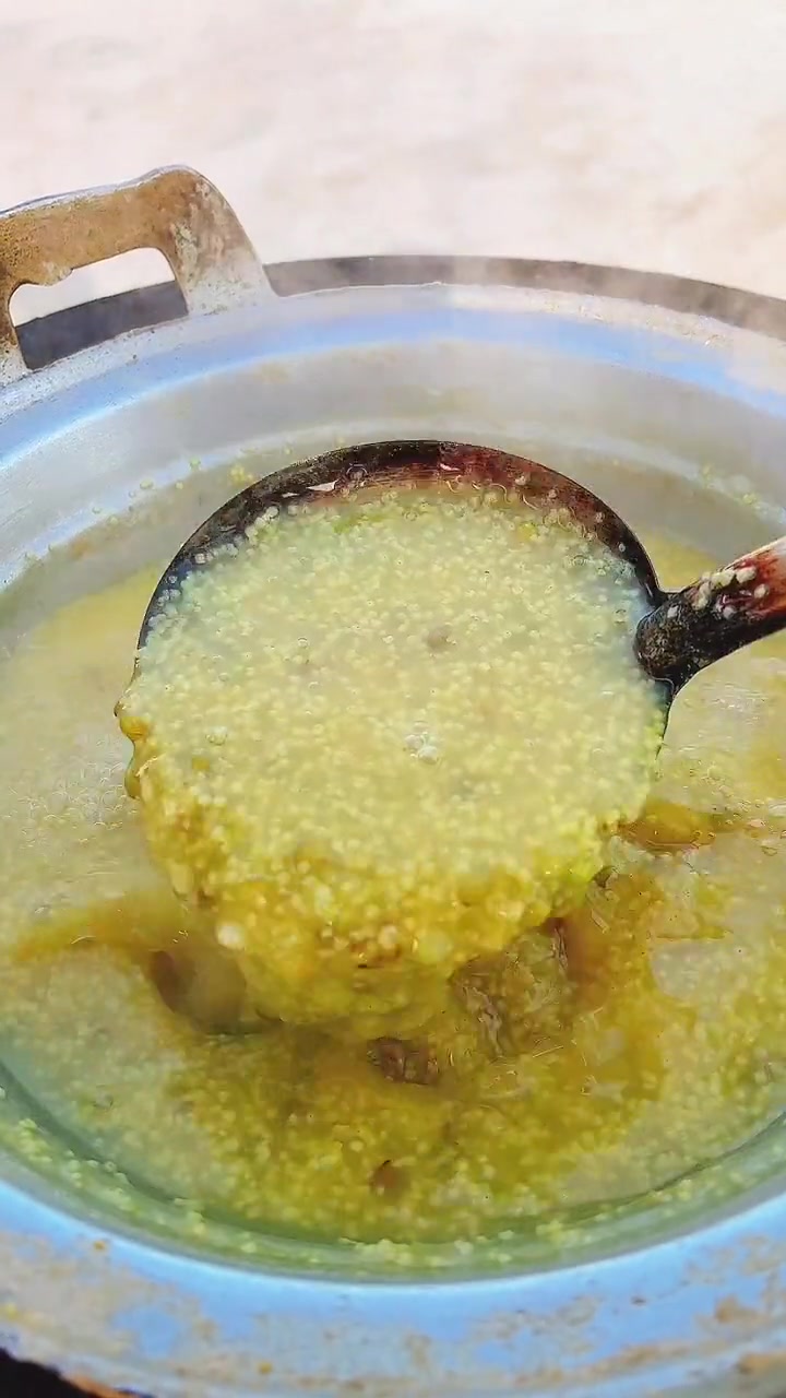 麦仁你们那都是怎么吃的，今天我用麦仁滚的麦仁汤，洛馍卷五花肉炒麦仁别提多香