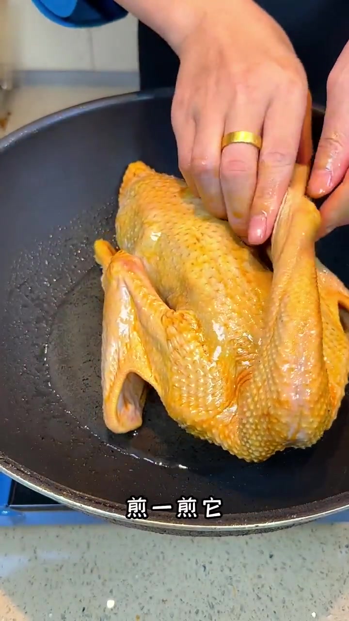 广东信宜传统特色美食杨桃鸭,软滑脱骨酸甜入味,吃过一次就忘不了,能不能学会就因人而异咯!