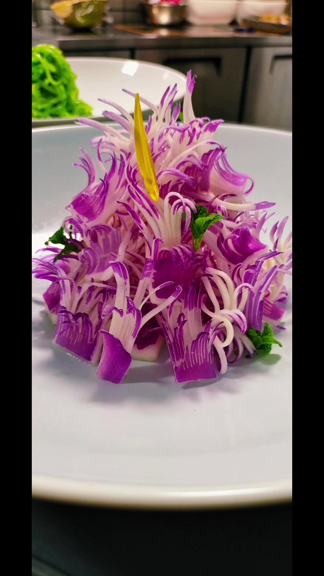 风声水起捞毛肚主料：黑毛肚辅料：胡萝卜丝、黄瓜丝、紫白菜丝、葱丝、芹菜苗、心里美萝卜丝！调