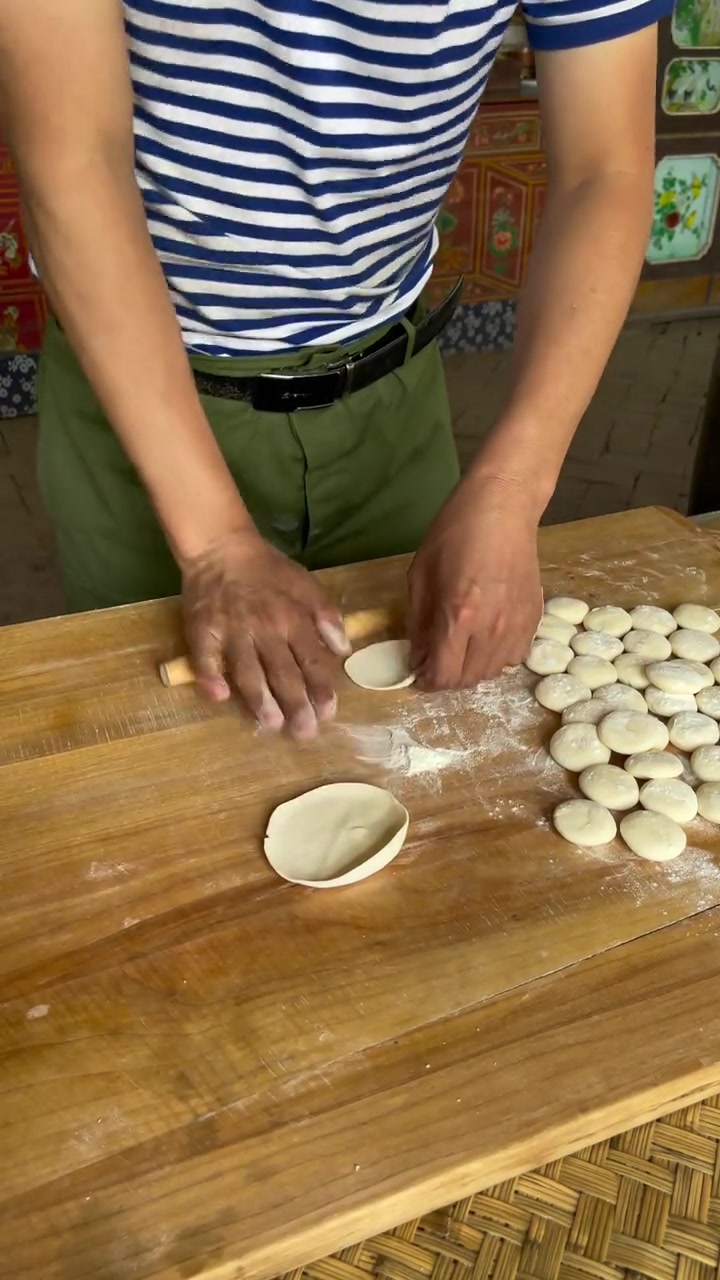 农村大锅饭,马莲菜馅饺子老香了